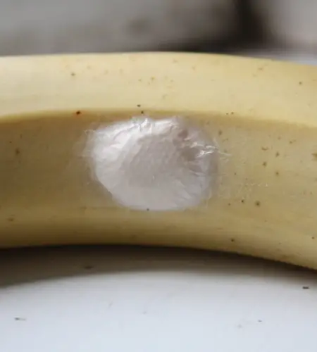 Man Issues Terrifying Warning After Shopper Spots Tiny Dots on Bananas